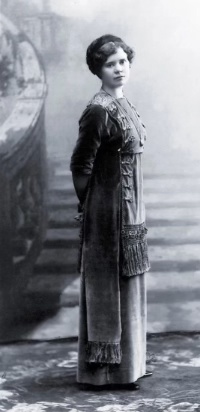 Historical photograph of Alma Pihl. Full body photo.