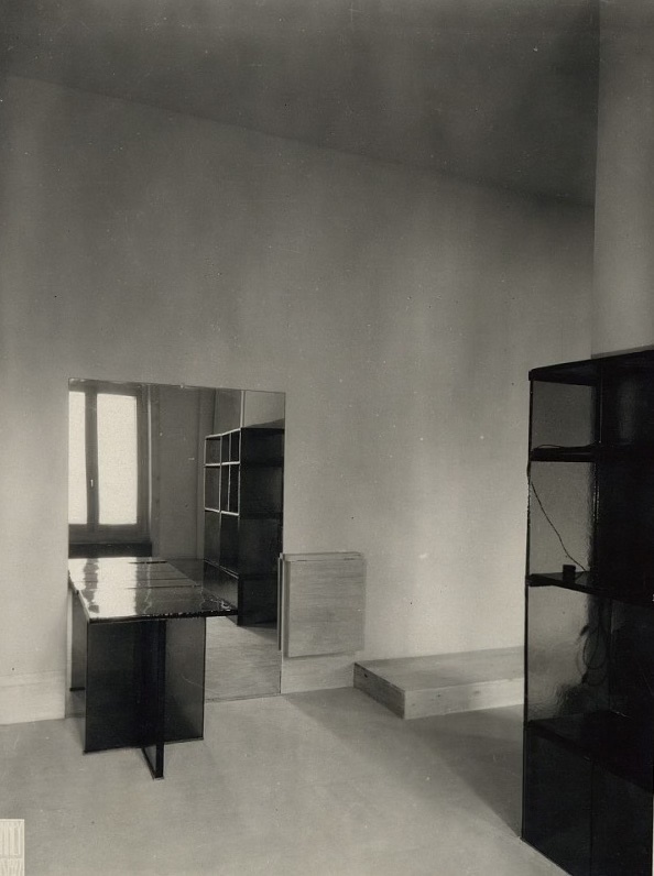 Boutique interior late 1920s. Black- and white photo.